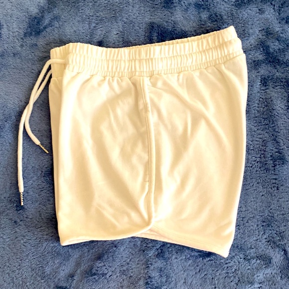 Shein white women shorts 🩳 size small - Picture 3 of 5